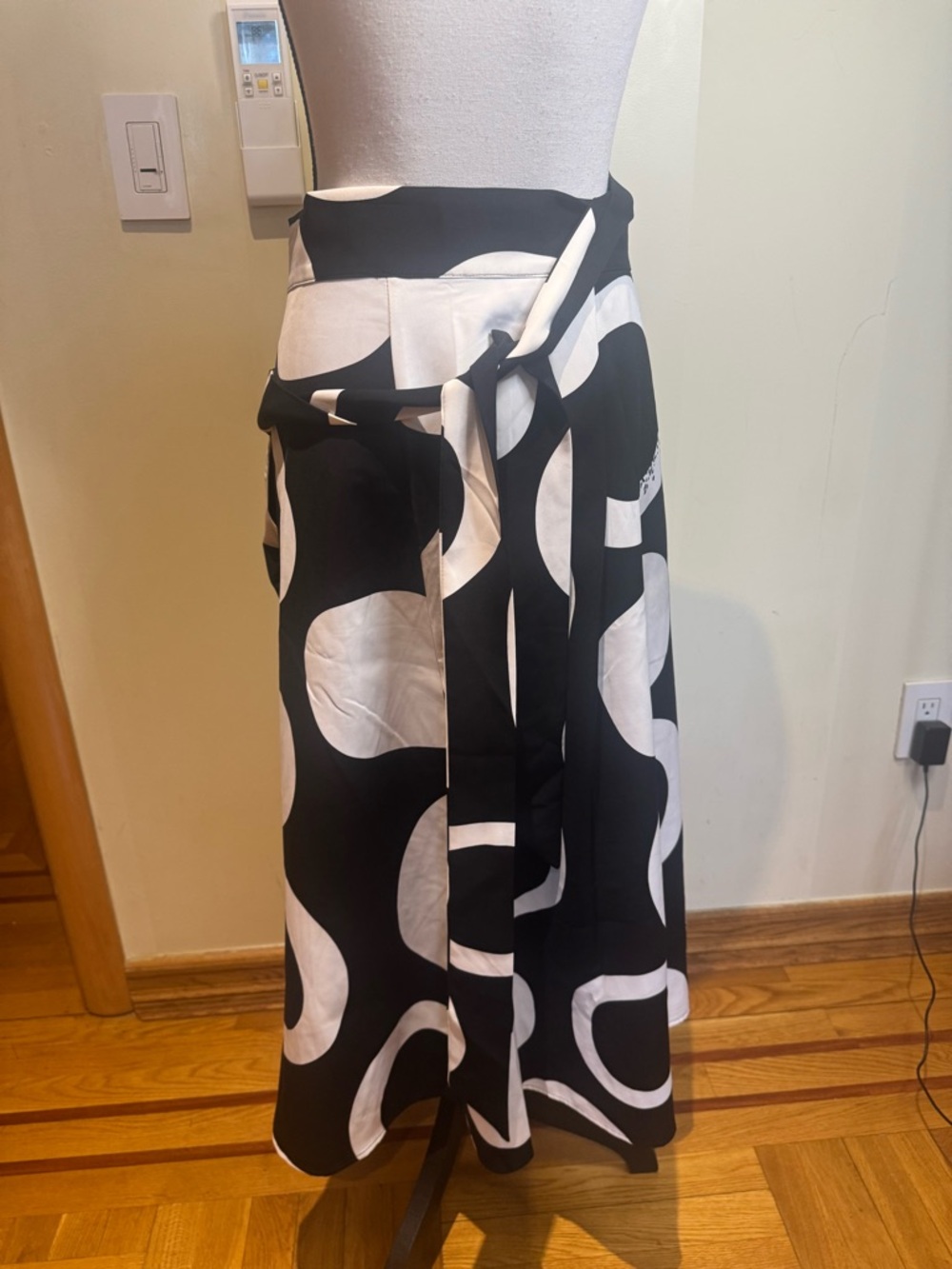 Garcia Monochrome Abstract Wrap Skirt with Tie Waist Sz L - Picture 4 of 13